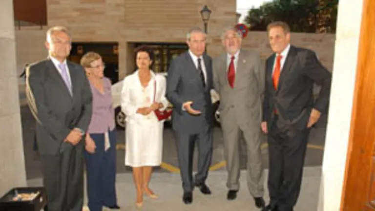  Touri&ntilde;o y otras autoridades, a la entrada de la Casa de Galicia en Madrid