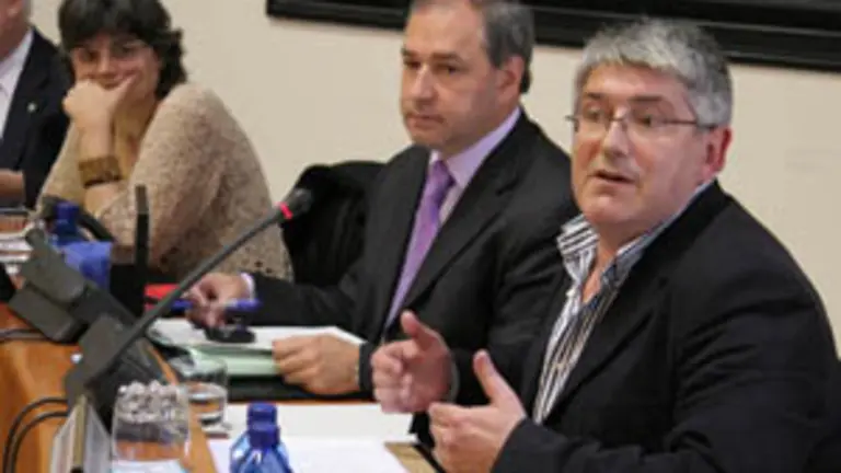  F&eacute;lix Porto, en primer t&eacute;rmino, durante su comparecencia en la comisi&oacute;n de investigaci&oacute;n.