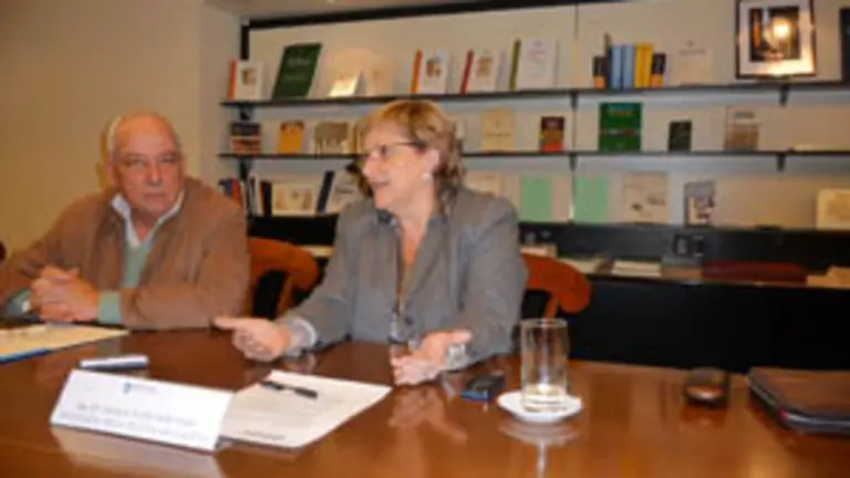 Osvaldo M&eacute;ndez y Mar&iacute;a Xos&eacute; Porteiro, durante la rueda de prensa que ofrecieron en la sede de la Delegaci&oacute;n. 