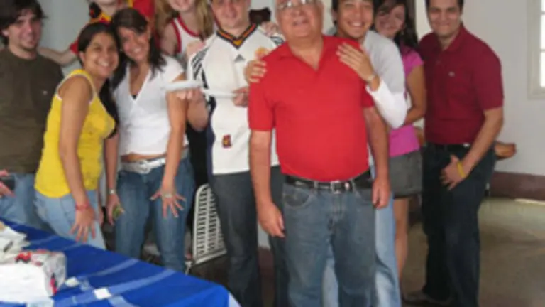  Parte de los expedicionarios, junto a su guía, José Manuel Armas Pérez.