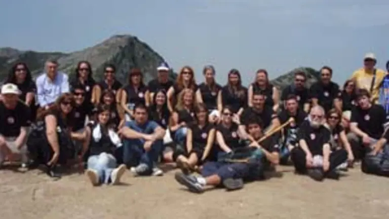  El grupo al completo, con Fern&aacute;ndez de la Cera, realiz&oacute; una visita a los lagos de Covadonga.