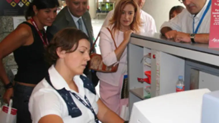  Viajeros del aeropuerto de Asturias esperan su turno, en una imagen de archivo.