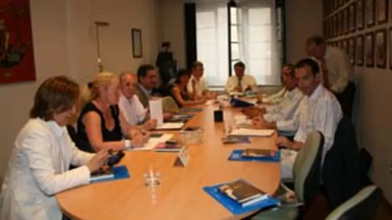  Los miembros de la Comisi&oacute;n Delegada del Consejo Asturiano de Comunidades al inicio de la reuni&oacute;n.