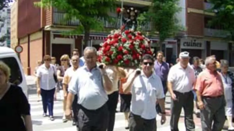  Un intre da procesi&oacute;n que percorreu distintas r&uacute;as da vila.
