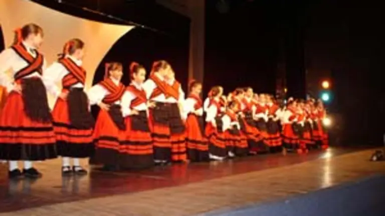  Las integrantes del grupo folcl&oacute;rico, ataviadas con el traje t&iacute;pico gallego.