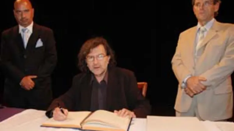  El conferenciante, con Luis Couto Nogueira y Jos&eacute; Casas Iglesias.