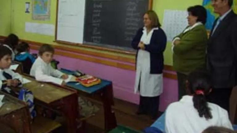  Guillermina Hernández y Miguel Angel Machín visitan una de las aulas de la escuela Islas Canarias.