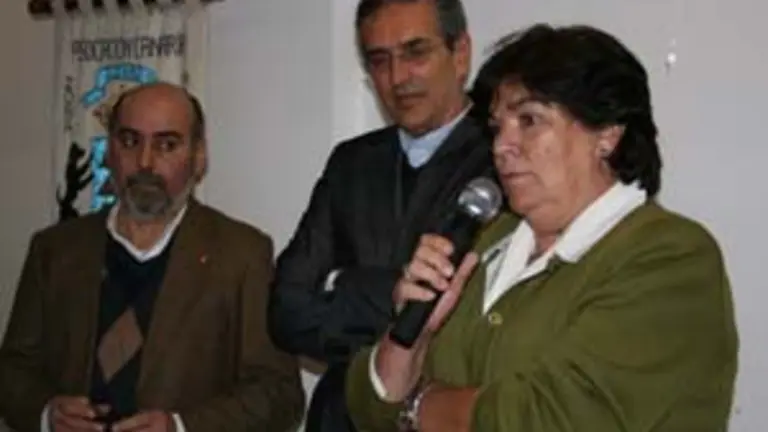La viceconsejera, con el director general de relaciones con América y el presidente de la Asociación Canaria Zona Norte, en Villa Adelina.