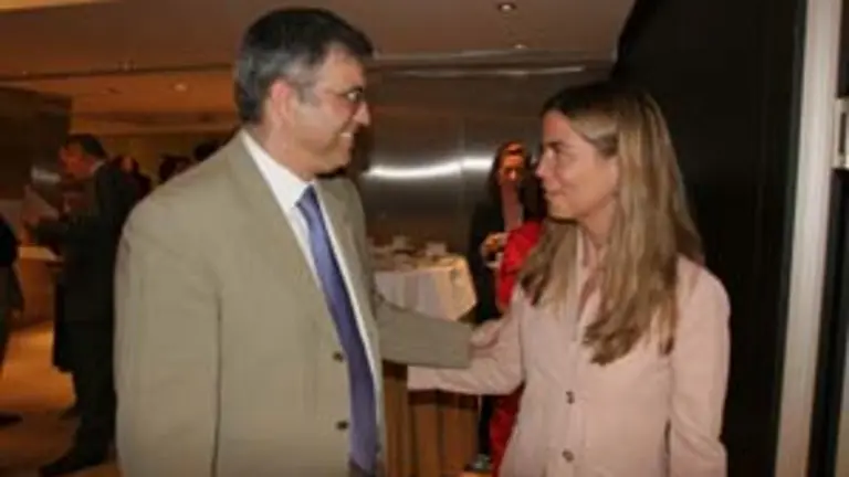  Victoria Cristóbal conversa con Valentín Ruíz, viceconsejero de Emigración de Asturias, en el pleno del CGCEE.