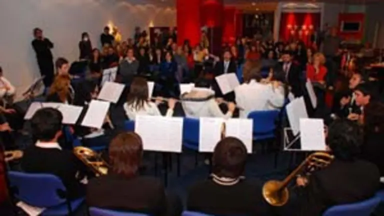  Una orquesta juvenil animó la velada en la Casa de Madrid.