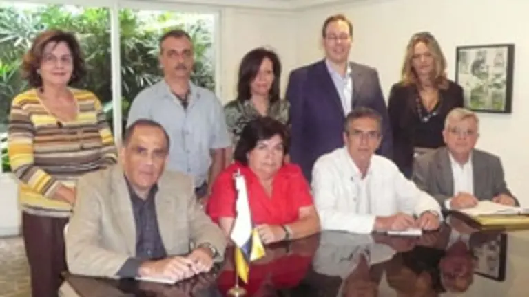  Representantes de Fedecanarias, junto a Guillermina Hernández durante la reunión en la ORI del Gobierno de Canarias.