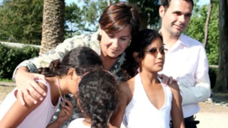 Gorostiaga, acompañada por García Cerviño, conversa con unas niñas saharauis.