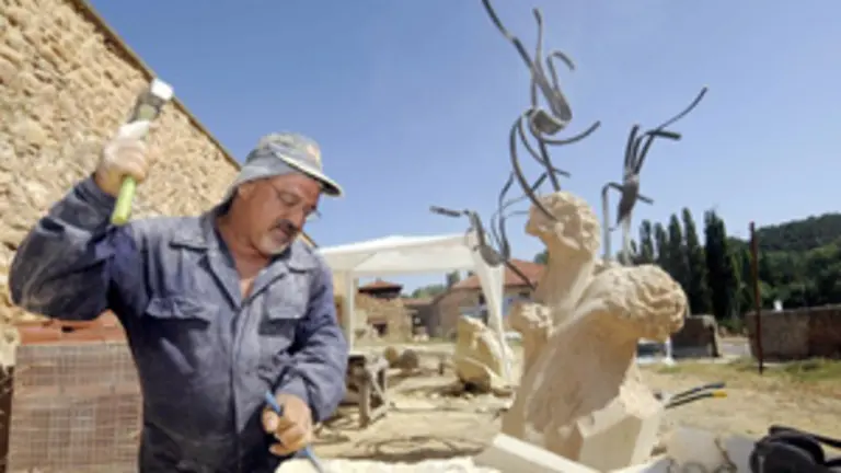  Uno de los escultores cubanos, durante su trabajo con la piedra.