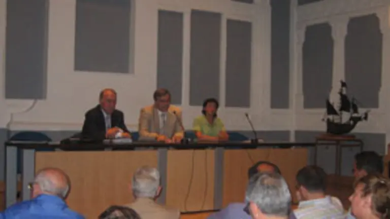  Valent&iacute;n Ruiz, junto a Jos&eacute; Luis Casas y Eugenia &Aacute;lvarez, en su intervenci&oacute;n en la asamblea.