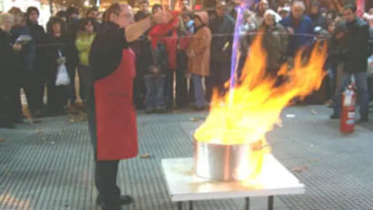  Un momento de la preparaci&oacute;n de la queimada en Mar del Plata.