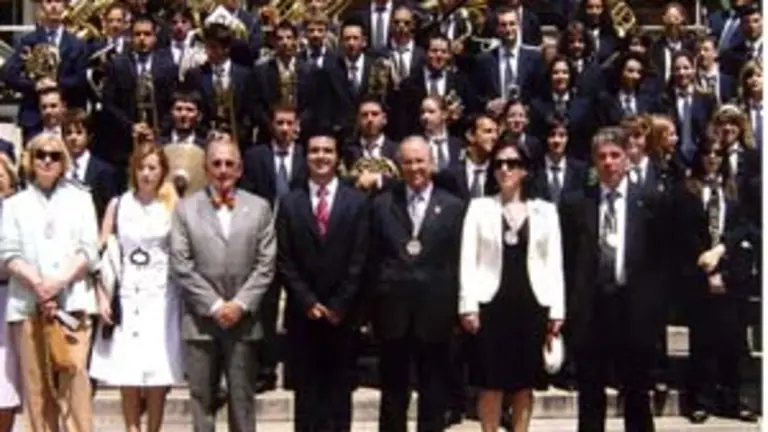  Autoridades municipales, directivos del Centro Gallego de Santander y la banda de Silleda en el ayuntamiento.