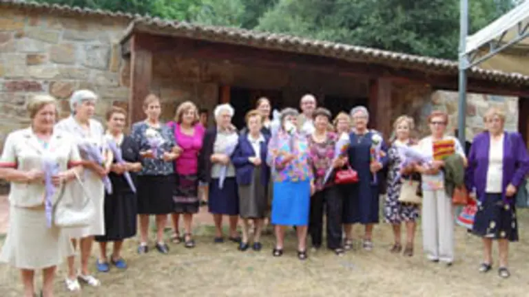  Manuel Luis Rodr&iacute;guez posa junto a algunas de las mujeres que explicaron sus vivencias en el documental.