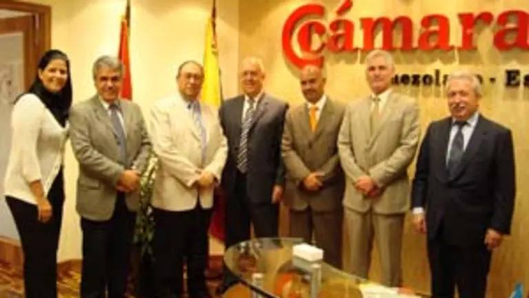  Un momento de la reuni&oacute;n de Cavespa con la Hermandad Gallega de Venezuela.