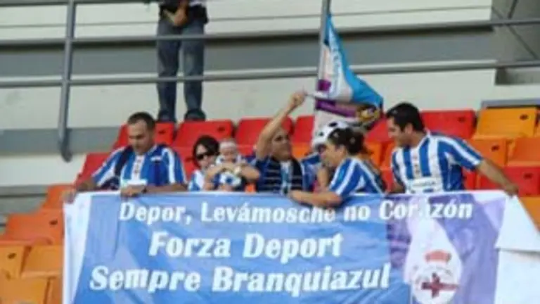  Parte de los aficionados del Deportivo que se dieron cita en el partido.