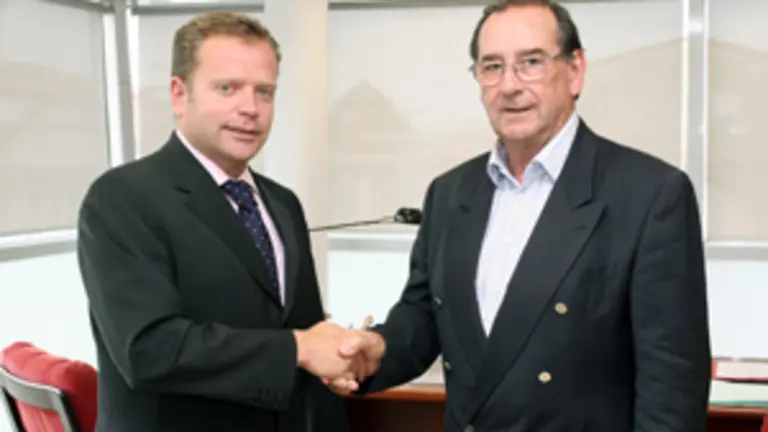 El consejero de Presidencia durante el encuentro con el presidente de la Casa de Cantabria en Navarra.