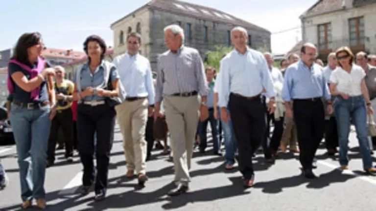  Touri&ntilde;o -en el centro- se refiri&oacute; al voto emigrante durante la Fiesta del Pulpo celebrada el pasado 10 de agosto en O Carballi&ntilde;o.