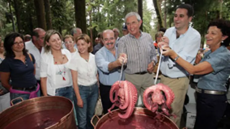  Touri&ntilde;o y la ministra Espinosa -2&ordf; izda.- en la tradicional fiesta.