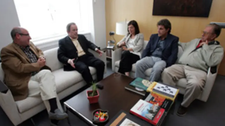 Enrique Garc&iacute;a, durante su reuni&oacute;n con S&aacute;nchez-Pi&ntilde;&oacute;n y Manuel Luis Rodr&iacute;guez.
