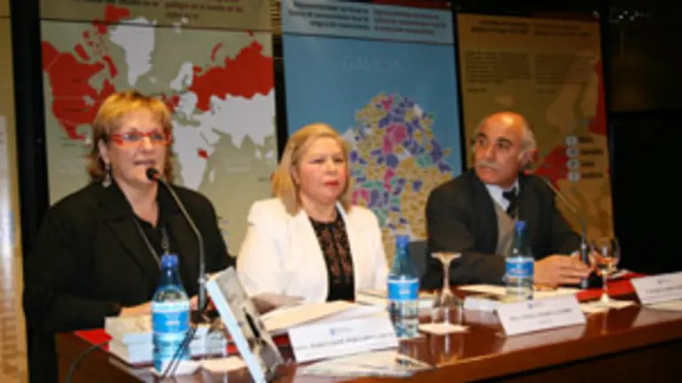 Porteiro -a la izda.-, durante la presentaci&oacute;n del libro.