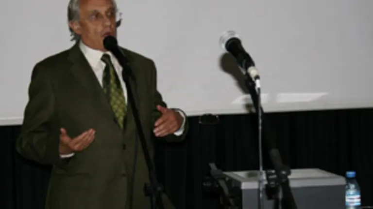 Antonio Fern&aacute;ndez, durante su disertaci&oacute;n en el Centro Betanzos.