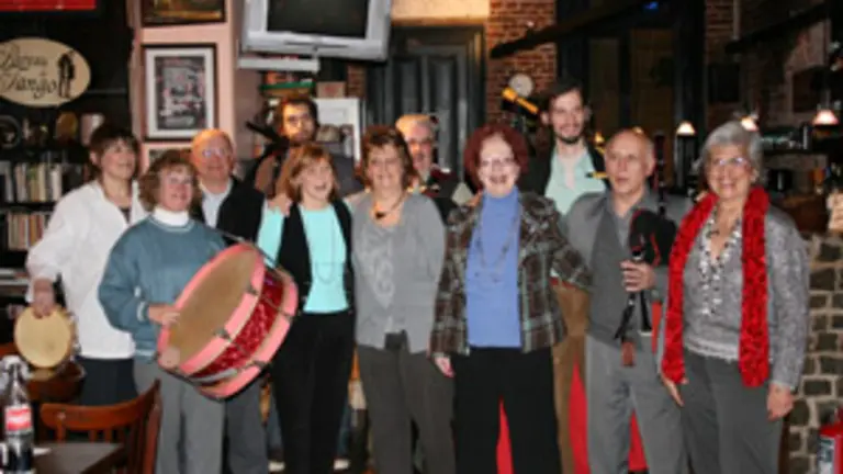  Los panelistas junto a los integrantes de la banda de gaitas de la Federaci&oacute;n de Sociedades Gallegas.
