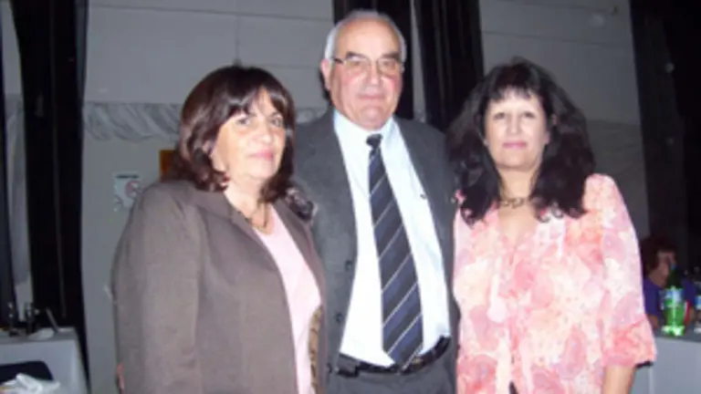  El presidente del Centro Valenciano con dos de las directivas del Centro Castallano y Leonés.