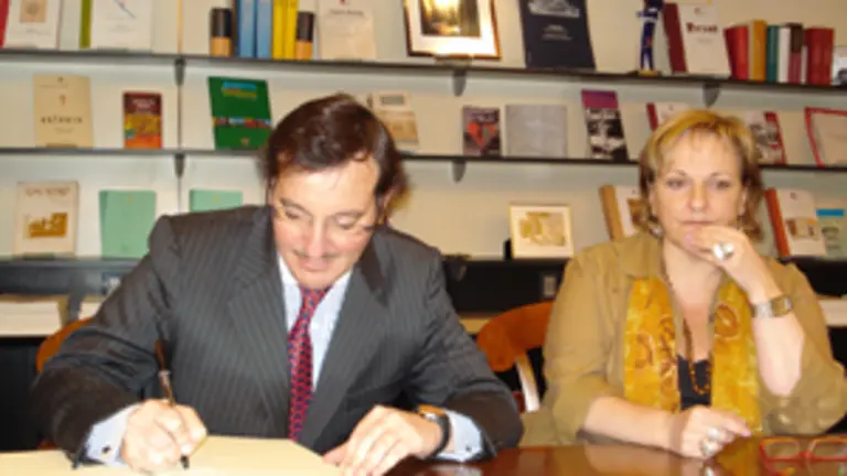  El diputado Gerardo Ingarmo durante su reuni&oacute;n con la delegada de la Xunta en Argentina, Mar&iacute;a Xos&eacute; Porteiro.