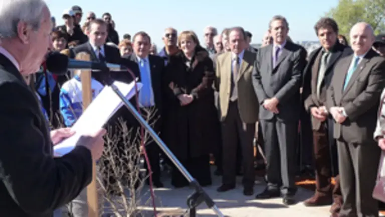  Las autoridades espa&ntilde;olas &ndash;encabezadas por el embajador&ndash;, durante la inauguraci&oacute;n de la Plaza Galicia.