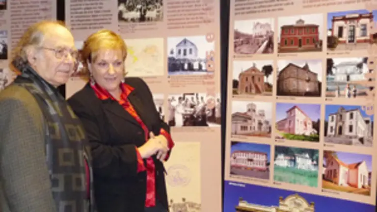  Adolfo P&eacute;rez Esquivel con Mar&iacute;a Xos&eacute; Porteiro durante su visita a la delegaci&oacute;n de la Xunta en Argentina.