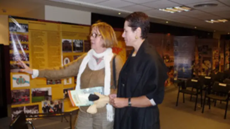  Porteiro explica la muestra a Elvira Gonz&aacute;lez.