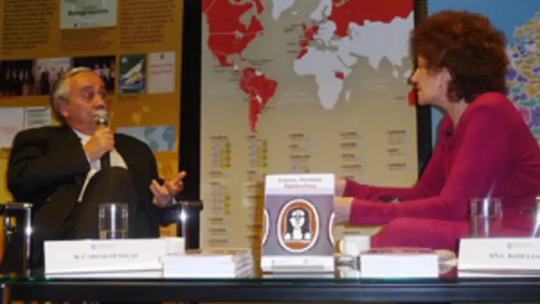  Badi Lestani conversa con el escritor Carlos Penelas.