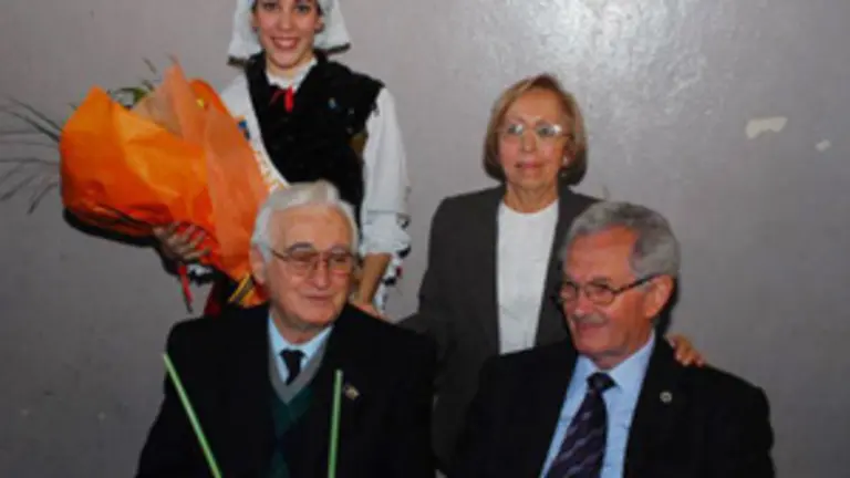   Antonio Nespral, &ndash;a la izda.&ndash; acompa&ntilde;ado por el presidente del Centro Asturiano de Buenos Aires.