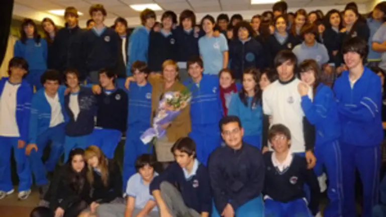  Mar&iacute;a Xos&eacute; Porteiro, con los alumnos del Instituto Santiago Ap&oacute;stol.