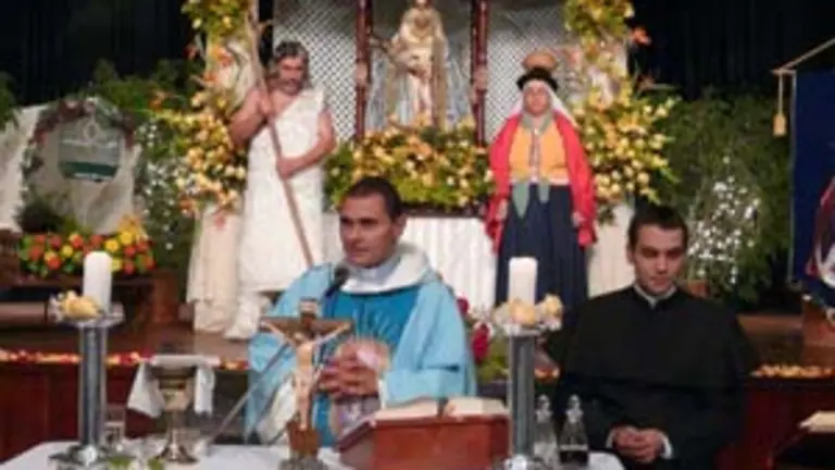  El Rvdo. José Antonio Clemente, de origen gomero, oficia la Santa Misa en honor de la Virgen de Candelaria.