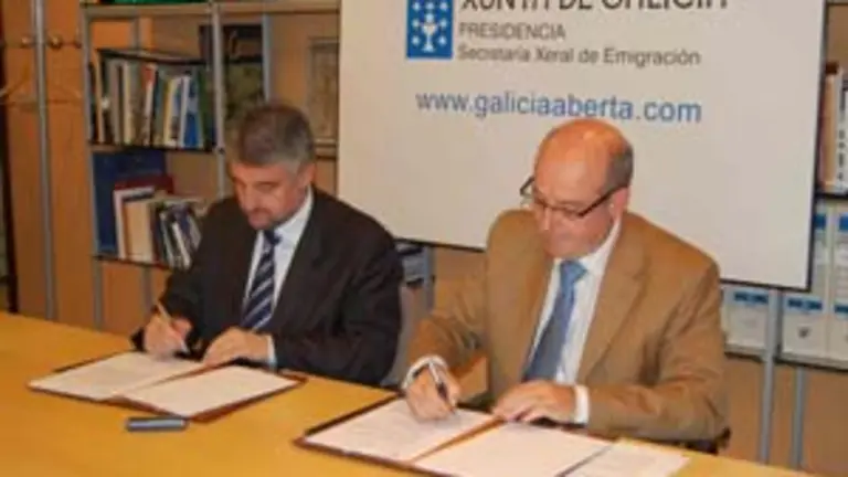  Manuel Luis Rodr&iacute;guez &ndash;a la dcha.&ndash;, durante la firma con Fern&aacute;ndez Castro.