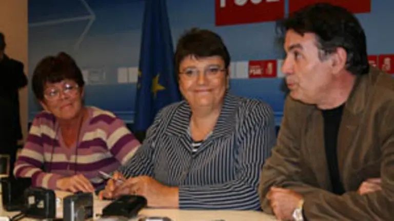  La diputada Marisol Soneira &ndash;en el centro&ndash;, a su lado Mar&iacute;a de los &Aacute;ngeles Ruis&aacute;nchez, secretaria general del PSOE Buenos Aires; y Carlos Fern&aacute;ndez, responsable de prensa de la delegaci&oacute;n local.