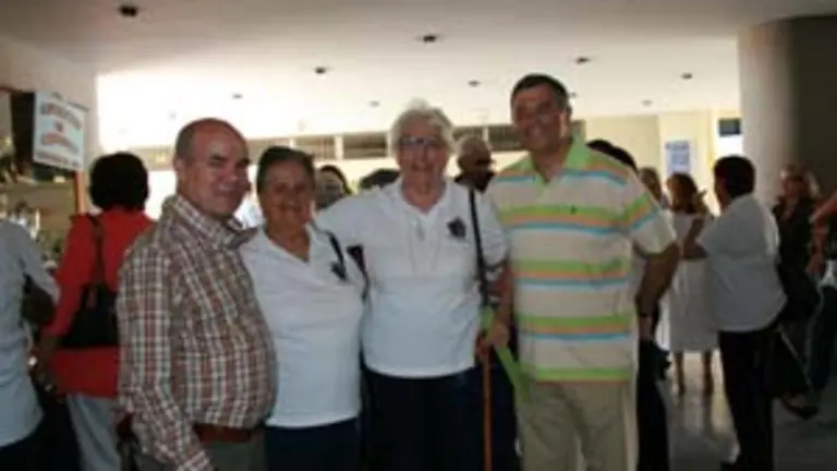  Ruiz, con el presidente del Centro astur de Caracas, Mart&iacute;nez Niembro, y dos de las usuarias del Centro de D&iacute;a.