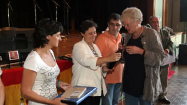  La consejera de Presidencia y la alcaldesa de Lausanne intercambiaron unos regalos durante la celebraci&oacute;n.