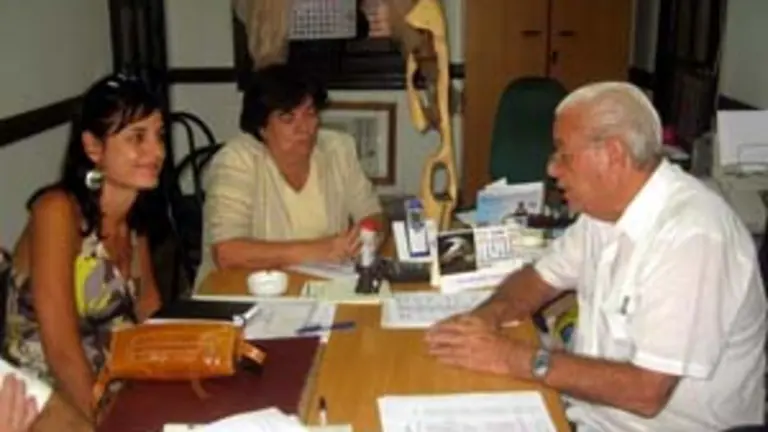  Guillermina Hernández –en el centro–, charla con Carmelo González y Sara Frezne, a su llegada a Cuba