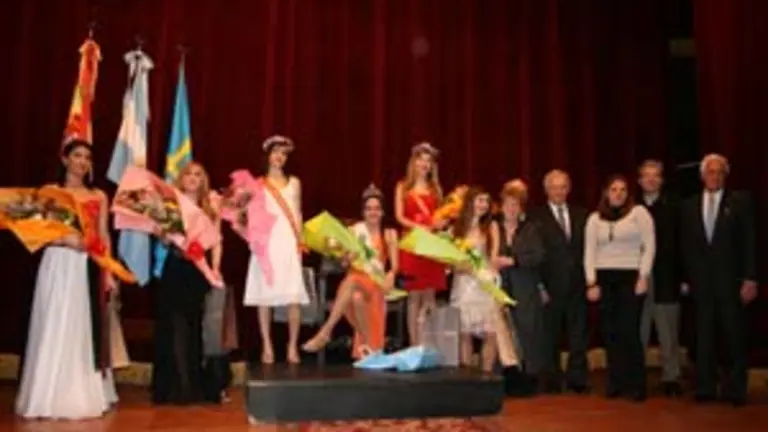  La nueva reina y princesas, junto a las dem&aacute;s candidatas y directivos del Centro Asturiano de Buenos Aires.