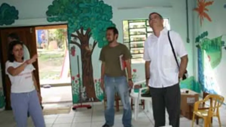 Valent&iacute;n Ruiz en el aula infantil de la Escola Nacional Florestan Fern&aacute;ndes con dos responsables pedag&oacute;gicos.