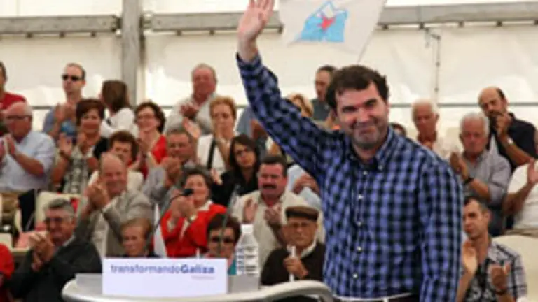  Anxo Quintana saluda en el mitin de inicio del &lsquo;curso pol&iacute;tico&rsquo; que ofreci&oacute; la pasada semana en Allariz (Ourense).