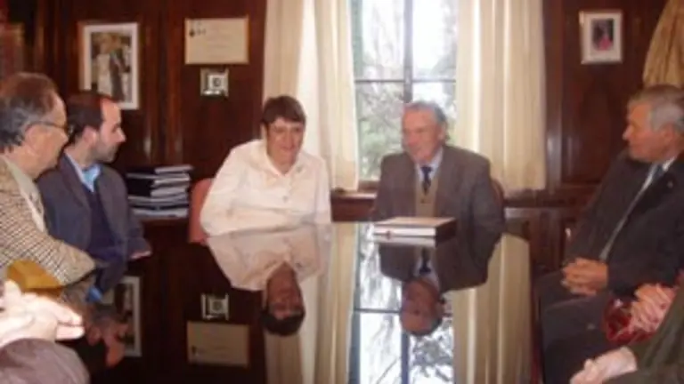  Soneira visit&oacute; el &lsquo;Hogar Espa&ntilde;ol&rsquo; &ndash;en la foto, junto a su presidente&ndash;, durante su estancia en Montevideo.