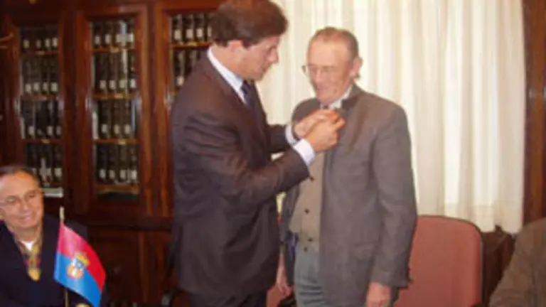  El presidente de la Diputaci&oacute;n impone una insignia al presidente del Centro Gallego de Montevideo.