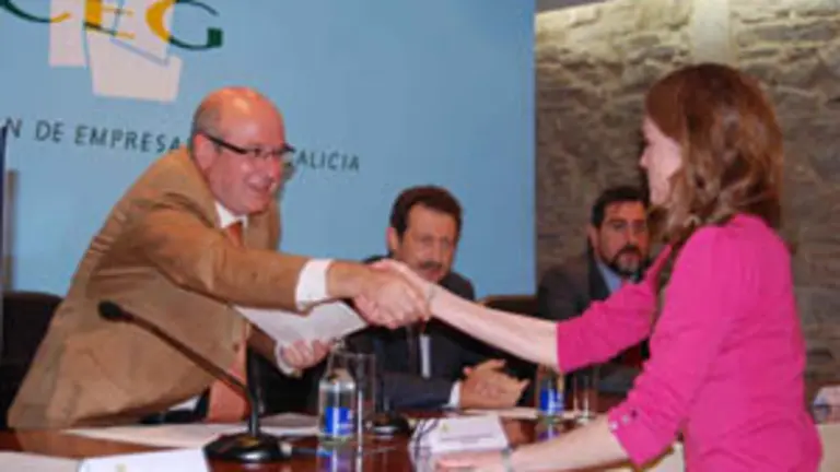  El secretario xeral de Emigraci&oacute;n, Manuel Luis Rodr&iacute;guez, entrega el diploma a una de las asistentes al curso.